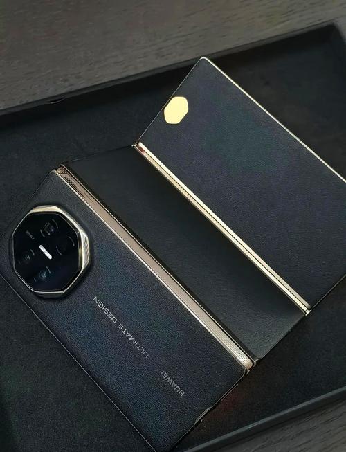 三铰链折叠屏手机体验_手机下什么软件炒股软件哪个好用_华为三折叠屏手机