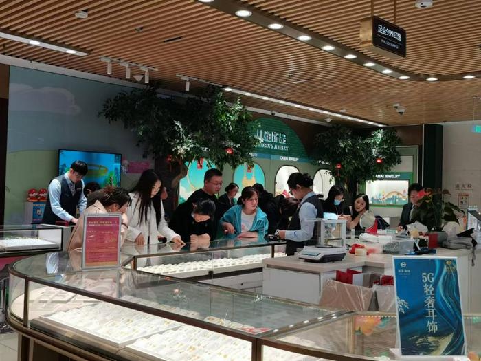 黄金价格涨破900元/克_期货黄金的保证金_北京菜市口百货大楼金饰抢购