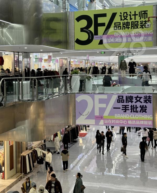 人从众……卖疯了！杭州这些地方大排长龙，有人一口气带走七八件