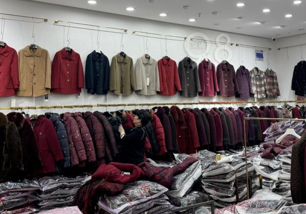 人从众……卖疯了！杭州这些地方大排长龙，有人一口气带走七八件