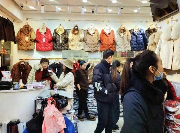 人从众……卖疯了！杭州这些地方大排长龙，有人一口气带走七八件