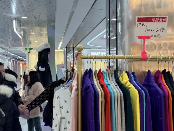 人从众……卖疯了！杭州这些地方大排长龙，有人一口气带走七八件