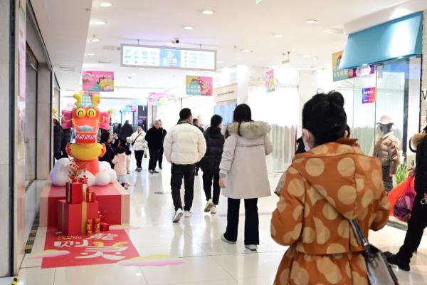 人从众……卖疯了！杭州这些地方大排长龙，有人一口气带走七八件