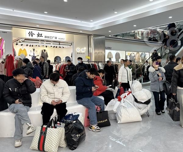 人从众……卖疯了！杭州这些地方大排长龙，有人一口气带走七八件