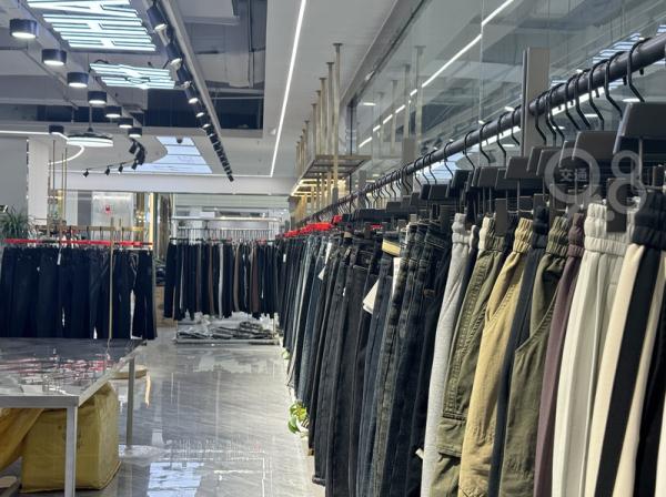 人从众……卖疯了！杭州这些地方大排长龙，有人一口气带走七八件