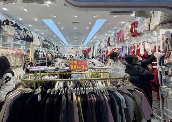 人从众……卖疯了！杭州这些地方大排长龙，有人一口气带走七八件