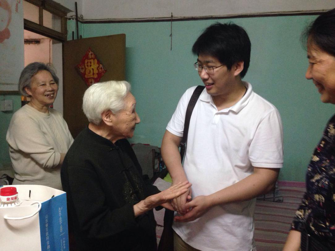 汇盈金服理财安全吗_社区走访慰问百岁老人_关爱伤残家庭送温暖