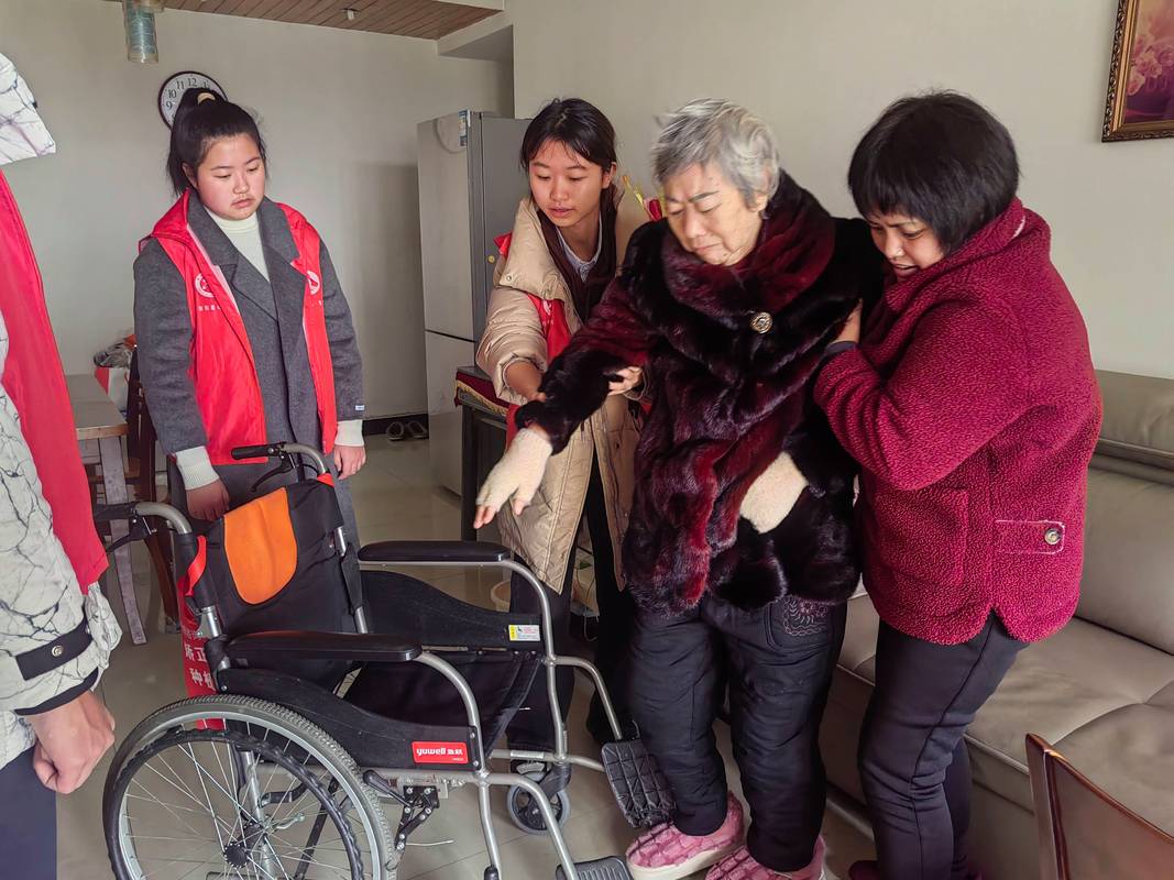 关爱伤残家庭送温暖_汇盈金服理财安全吗_社区走访慰问百岁老人