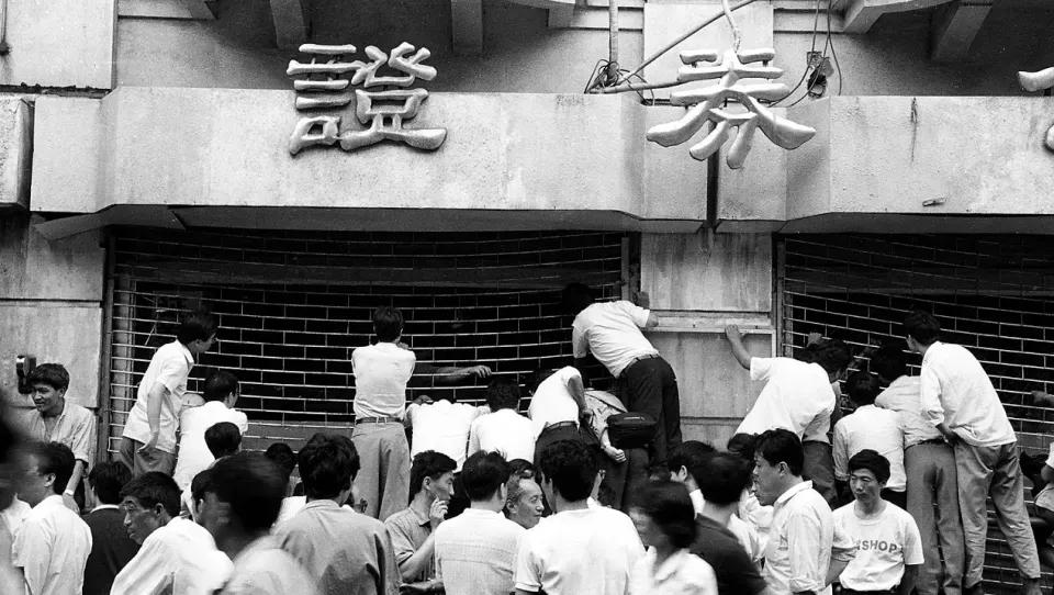 炒股的电脑2个显示器_牛市A股投资热潮_炒股装备外设市场分析