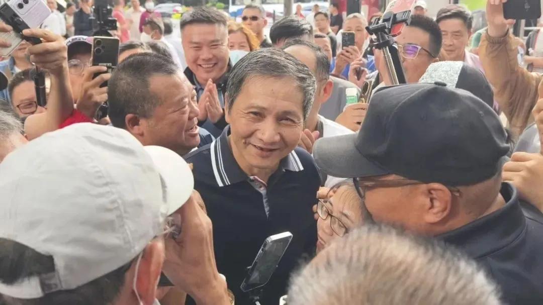 炒股的电脑2个显示器_牛市A股投资热潮_炒股装备外设市场分析