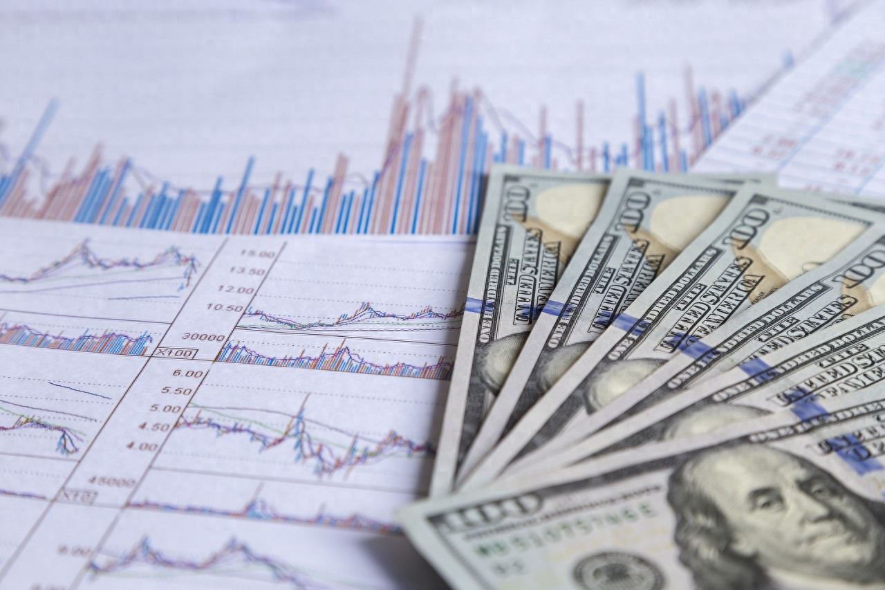 股市与实体经济脱节_穆迪首席经济学家马克·赞迪_失业率与股市